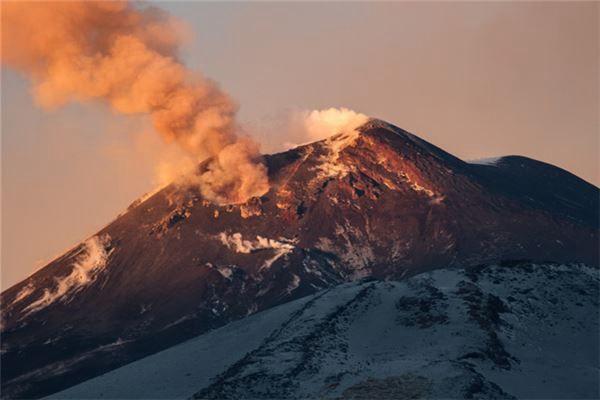 梦见在火山下面行走