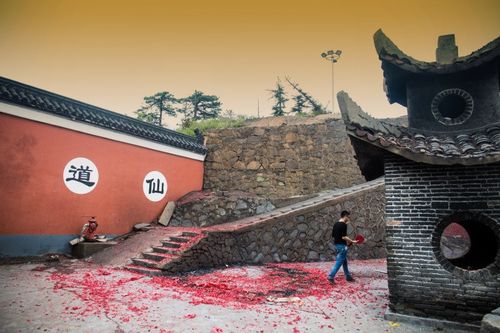 高考在即,家长纷纷凌晨爬葛仙山烧香祈福