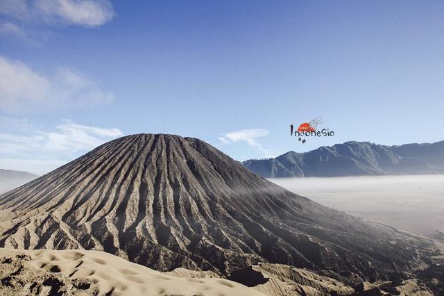 在印尼喷发的火山上行走是什么体验?